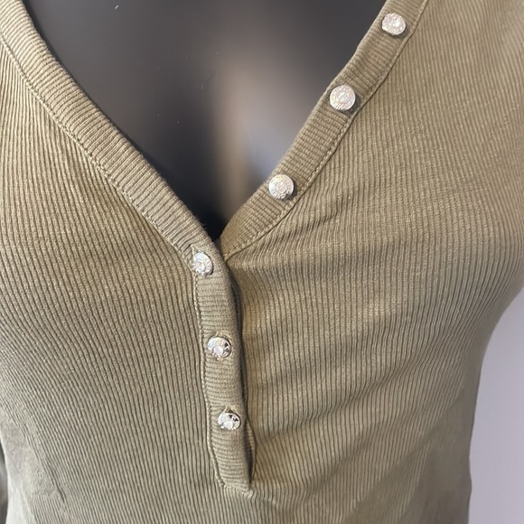 Guess olive green long-sleeved tee with gemstone buttons - Picture 2 of 6